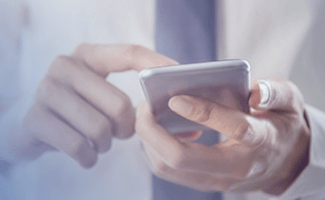 Hände bedienen ein Smartphone