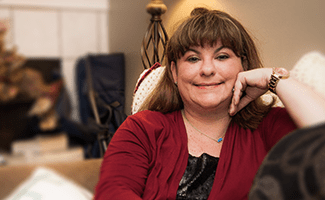 Patientin mit generalisierte Myasthenia gravis (gMG) in ihrem Wohnzimmer