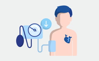 Patient mit Blutdruckmessgerät, welches zu niedrigen Blutdruck anzeigt