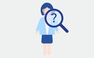 Lupe und Patientin, symbolisch für weitere unspezifische Symptome