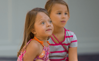 Kleines Mädchen mit einer seltenen Erkrankung und eine Freundin