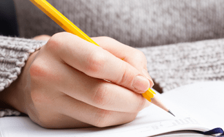 Patientin schreibt in ihr Schmerztagebuch