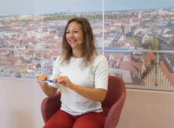 Vorschaubild zum Video "Vorstellung der App TinySteps durch Sporttherapeutin Julia"